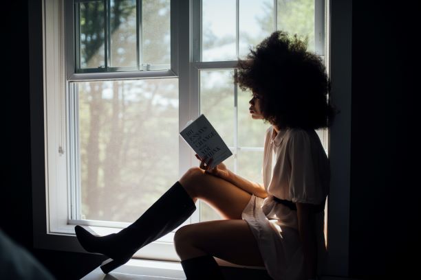 Kobieta czyta książkę, romansidło