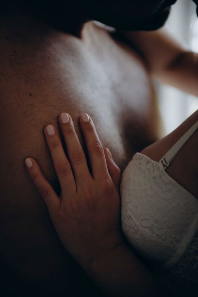 Orgazm seks kobieta w staniku męski tors